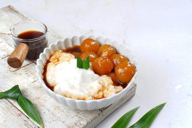 Bubur Sumsum Biji Salak 또는 bubur Candil, 인도네시아 쌀가루 죽, 라마단 기간 동안 인기 있는