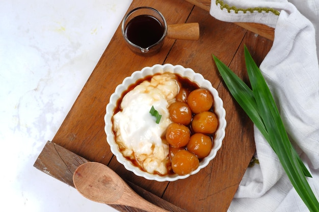 Bubur Sumsum Biji Salak of bubur Candil, Indonesische rijstmeelpap met zoete aardappel glutinou