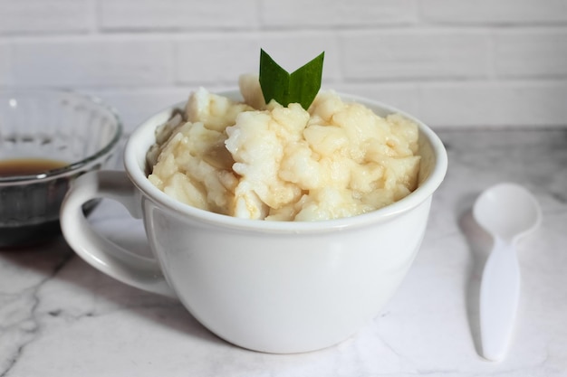 Bubur sumsum is een zoet dessert gemaakt van rijstmeel Populair eten in de maand Ramadan