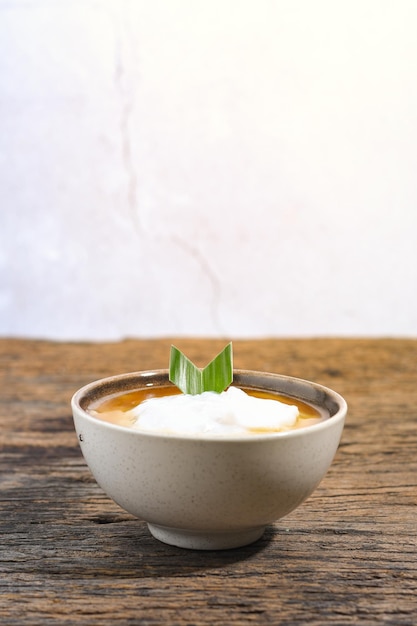 Bubur sumsum Javaanse dessertpap van rijstmeel kokosmelk met bruine suikerstroop