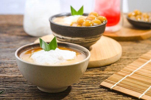 Bubur Sumsum は木製のテーブルで提供しています インドネシアの伝統的な食べ物 ラマダン イフタール 食事