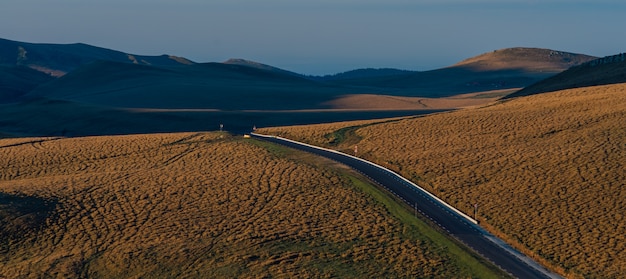 Strada del parco di bucegi, alba maestosa nel paesaggio del montain. ora del tramonto. carpazi, rumeno, europa. mondo della bellezza.