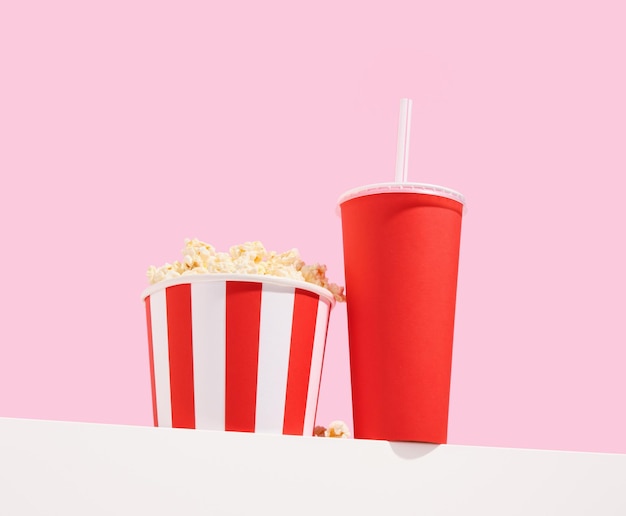 美味しいポップコーンのバケツと赤いカップの飲み物 映画の夜とデート