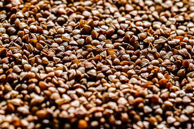 Foto chicco di grano saraceno primo piano consistenza dell'alimento e sfondo del libro di cucina