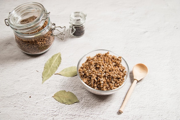Farinata di grano saraceno e semole di grano saraceno su un tavolo luminoso. cereali dietetici sani. cucina russa