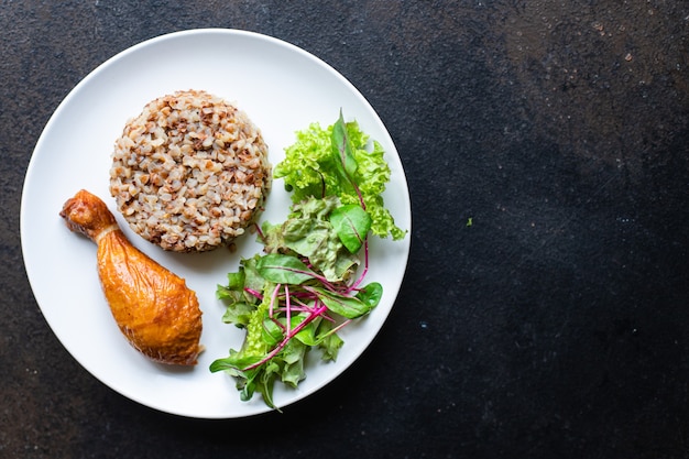 Farinata di grano saraceno con insalata di cosce di pollo foglie di lattuga a petali verdi