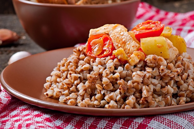 Гречневая каша с курицей и овощами