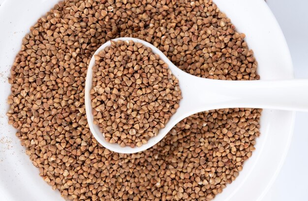 Photo buckwheat in a white plate on the table