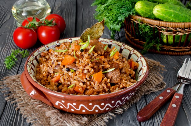 Foto grano saraceno con carne e verdure