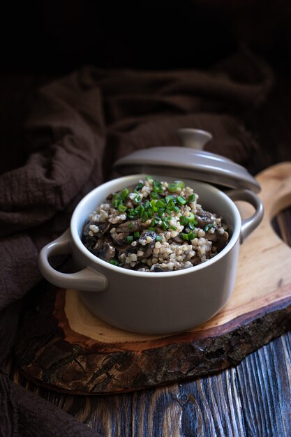 Grano saraceno con funghi e cipolle verdi