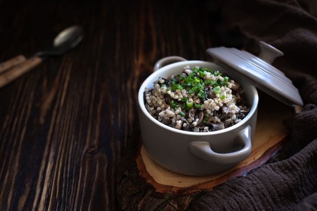 Foto grano saraceno con funghi e cipolle verdi