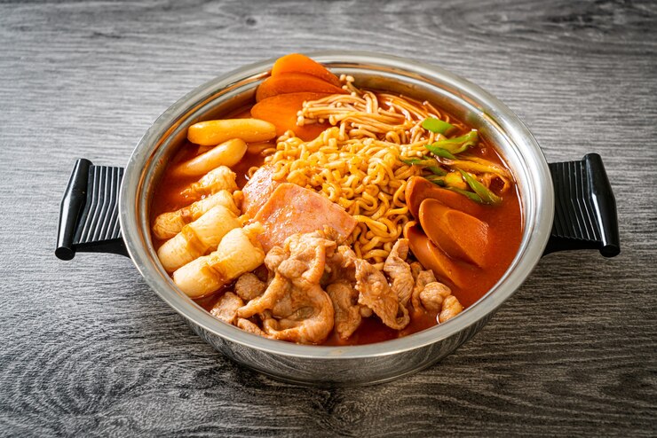 Photo 부대 찌개 또는 부대 찌개 (육군 스튜 또는 육군 기지 스튜). 김치, 스팸, 소세지,라면이 가득