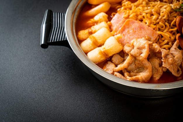 Budae Jjigae of Budaejjigae (stoofpot van het leger of stoofpot van de legerbasis). Het zit boordevol Kimchi, spam, worstjes, ramennoedels en nog veel meer - populaire Koreaanse hotpot-gerechten