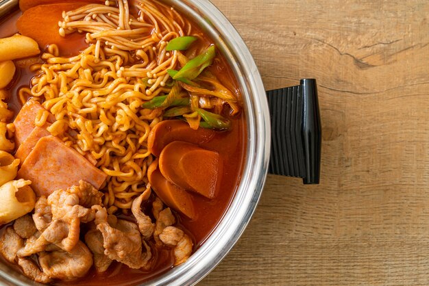 Budae Jjigae of Budaejjigae (stoofpot van het leger of stoofpot van de legerbasis). Het zit vol met Kimchi, spam, worstjes, ramennoedels