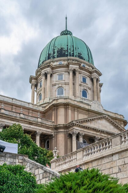 Будапешт, Венгрия 18.08.2021. Замковый дворец Буда в Будапеште, Венгрия, в летний день