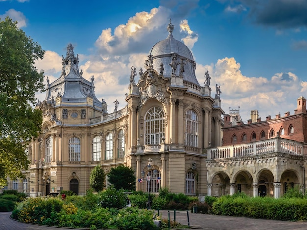 Будапешт, Венгрия 21.08.2021. Замок Вайдахуняд в городском парке Будапешта, Венгрия, солнечным летним утром