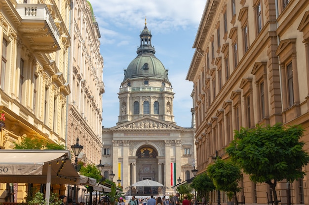 ブダペストハンガリー8月聖イシュトバーン大聖堂晴れた日に