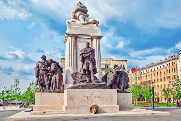 Budapest, ungheria-maggio 02,2016: monumento per istvan tisza a destra del palazzo del parlamento ungherese, in piazza lajos kossuth a budapest.