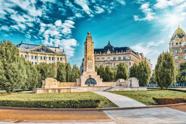 БУДАПЕШТ, ВЕНГРИЯ - 04,2016 мая: советский памятник на площади свободы. Памятник был построен почестями советских солдат, погибших в 1944-1945 годах во время освобождения Будапешта.
