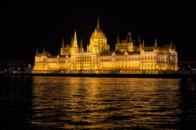 バックライト付きの夜のブダペスト国会議事堂