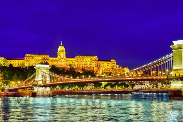 Budapest Royal Castle en Szechenyi Chain Bridge in de schemering van de Donau, Hongarije