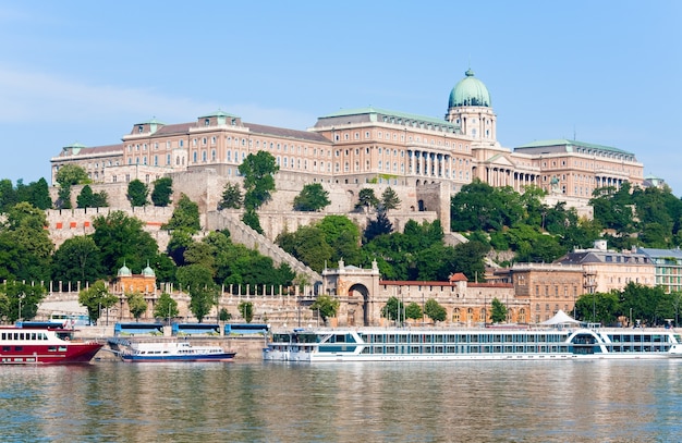 ブダペスト王宮の朝の景色