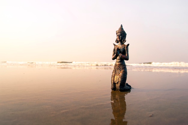 Buddabeeldje op het tropische strand