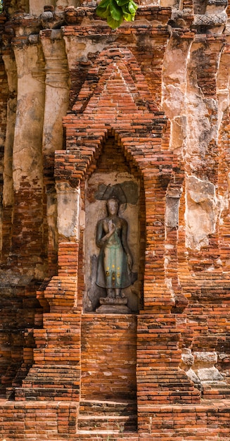 Foto buddha, un bellissimo sito antico in wat maha that ayutthaya come sito del patrimonio mondiale, thailandia