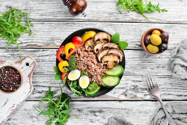 Buddha bowl Boekweit met champignons, eieren en groenten Bovenaanzicht vrije ruimte voor uw tekst