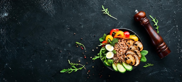 Buddha bowl Boekweit met champignons, eieren en groenten Bovenaanzicht vrije ruimte voor uw tekst