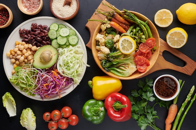 Photo buddha bowl dish with vegetables and legumes. top view.