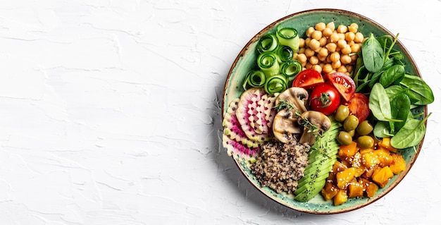 Buddha Bowl met Quinoa Avocado champignons komkommer kikkererwten spinazie tomaten groenten salade Schoon eten op dieet zijn vegan food concept bovenaanzicht