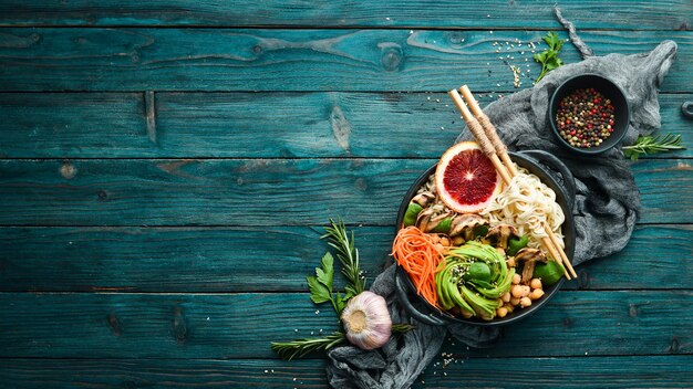 Buddha bowl Noedels kikkererwten avocado's en paddenstoelen Gezonde voeding Bovenaanzicht Vrije ruimte voor uw tekst