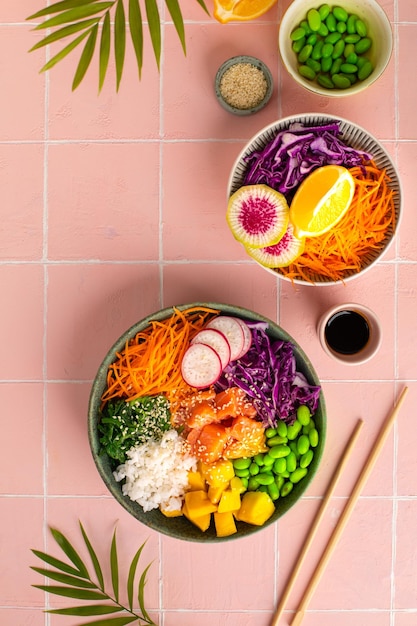 Buddha Bowl Rijst met zalm radijs rode kool edamame bonen en sesamzaadjes Het concept van heerlijk en gezond eten Bovenaanzicht Ruimte om te kopiëren