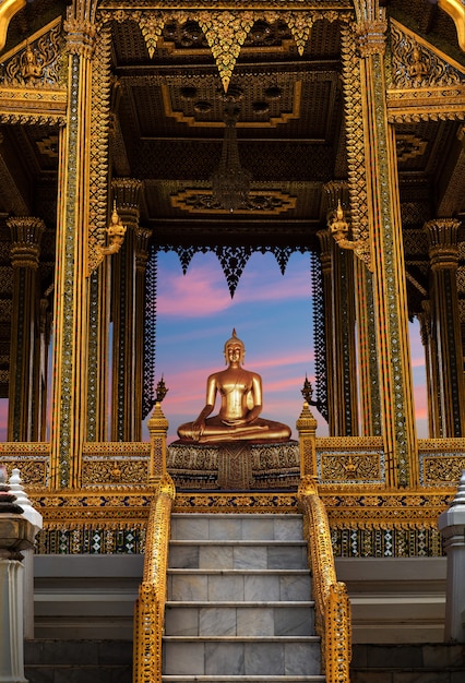 Будда медитирует в храме Ват По