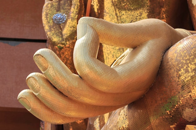 Фото Статуя будды красивого золотистого цвета