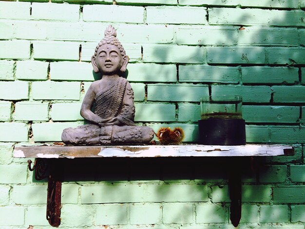 Photo buddha statue against the wall