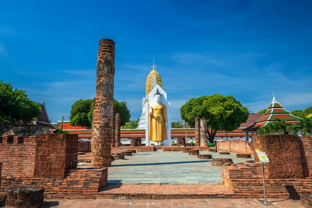 Фото Статуя будды в wat phra si rattana mahathat - буддийский храм в пхитсанулок, таиланд.