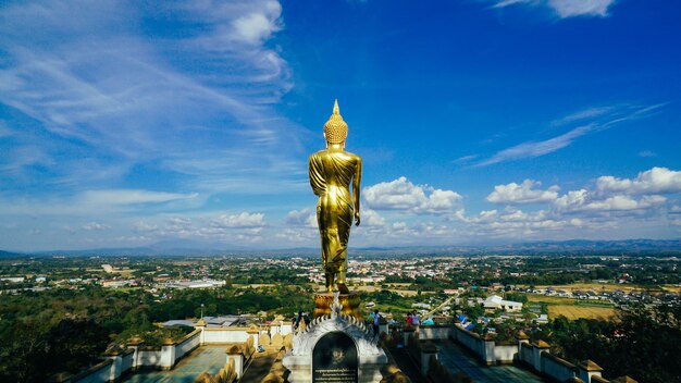 Статуя Будды Будда, стоящий на горе Ват-Фра-Тат-Кхао-Ной в Нан Таиланд Золотой Будда