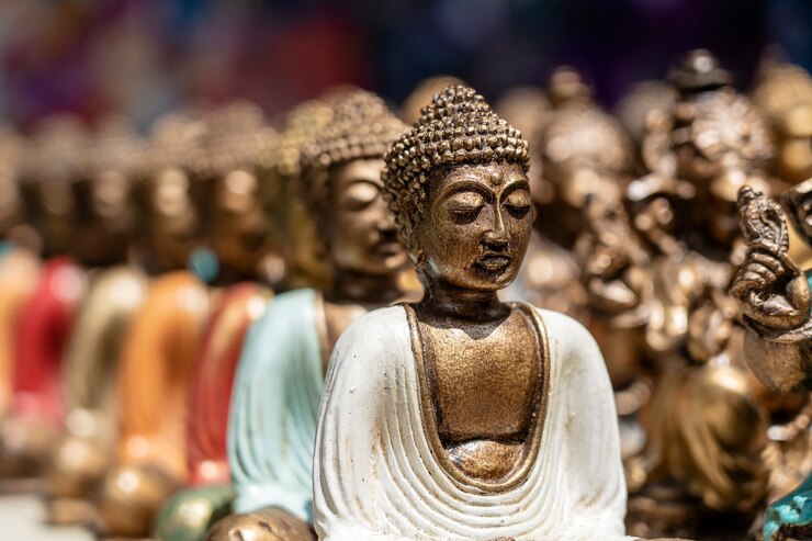インドネシア、バリ島ウブドのストリートマーケットで販売されている仏像フィギュアのお土産