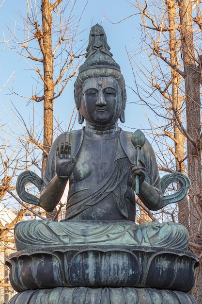 Photo buddha statue in the garden of sensoji temple at asakusa