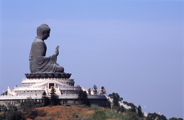 Foto statua di buddha sulla collina del monastero di po lin contro un cielo limpido