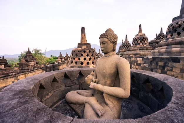 写真 インドネシア、ジョグジャカルタの仏教寺院ボロブドゥールの仏像