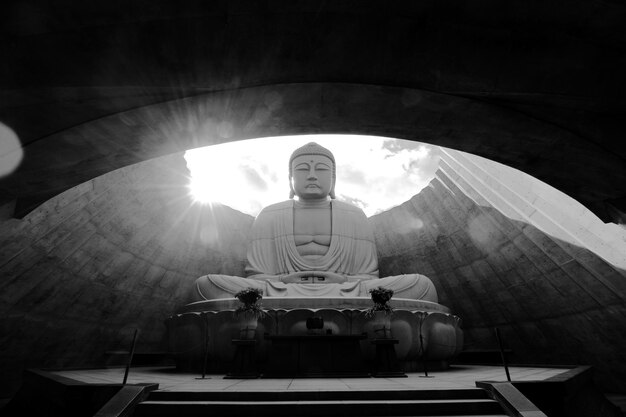 写真 天空に照らされた寺院の仏像