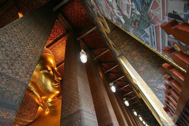 Foto la statua del buddha all'interno del tempio