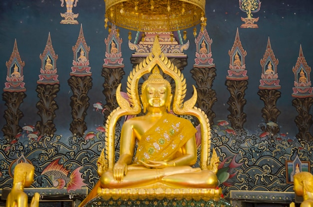 Имя статуи Будды Луанг Пхо Пхет в убосоте для людей, молящихся и уважающих в храме Ват Тха Луанг 30 декабря 2016 года в Пхичите, Таиланд