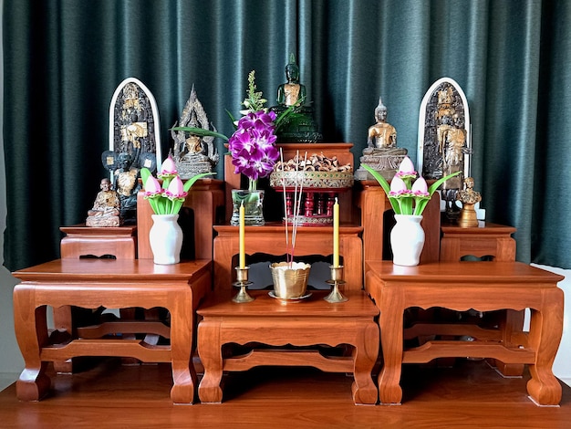 사진 녹색 배경 방콕 태국에 꽃으로 모셔 제단 테이블에 부처님 동상