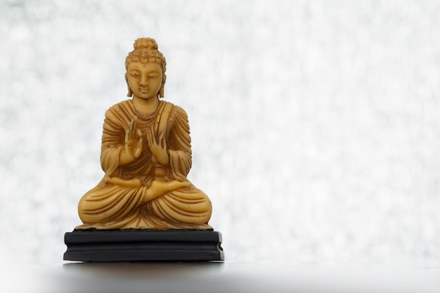 Statua di buddha su uno sfondo di luce soffusa