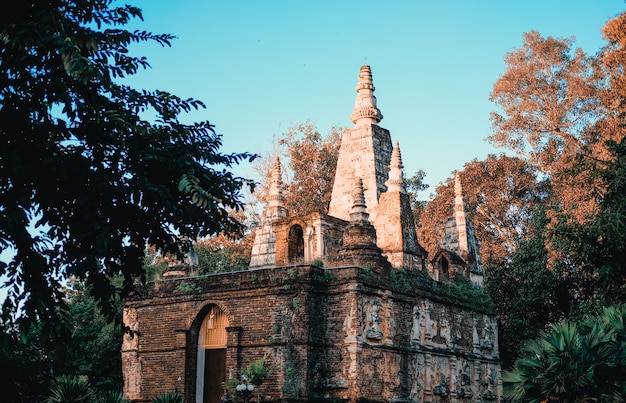 タイのアジアの仏教寺院の仏像仏舎利塔