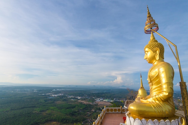 Статуя Будды в храме напротив неба